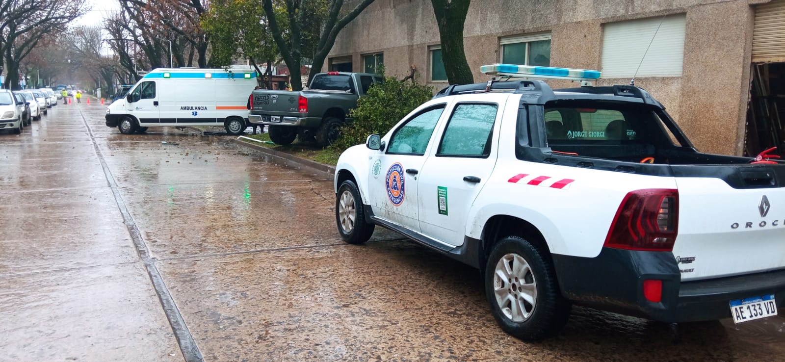 Lluvia y calles resbalosas: un auto perdió el control y terminó en la vereda